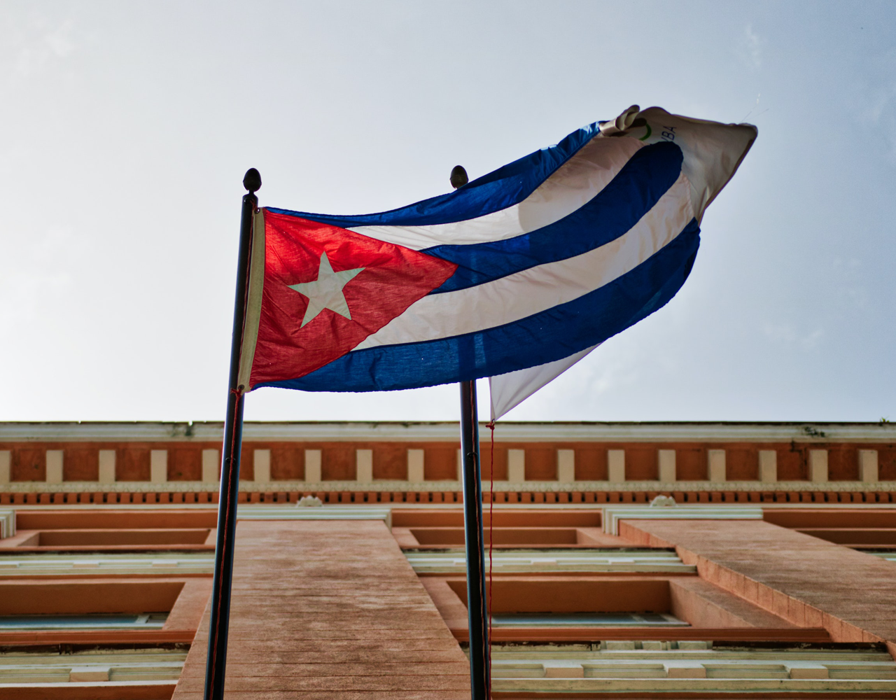 Bandera de Cuba ondeando al viento